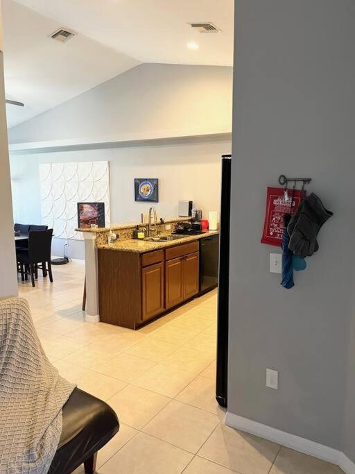 Debbie's 3-bedroom In A Duplex *